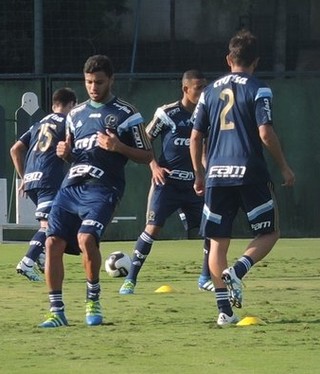 Com bom desempenho de Cleiton Xavier, Palmeiras treina na Academia