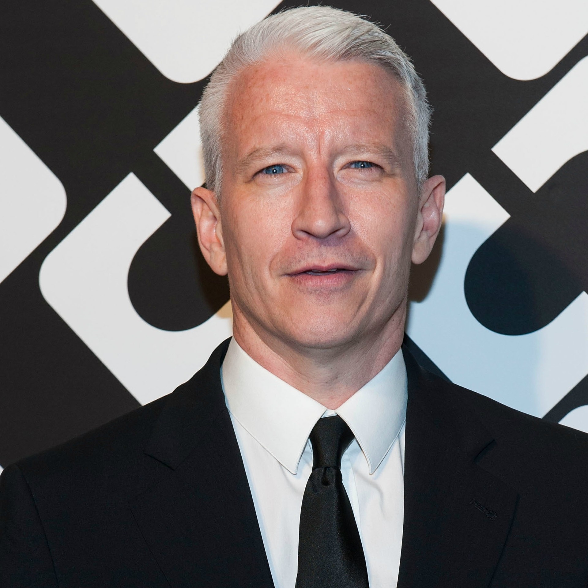 O jornalista Anderson Cooper, de 46 anos, saiu do armário em um e-mail enviado ao site 'The Daily Beast': "A verdade é: sou gay, sempre fui, sempre serei, e não poderia estar mais feliz, tranquilo comigo mesmo, e orgulhoso". (Foto: Getty Images)