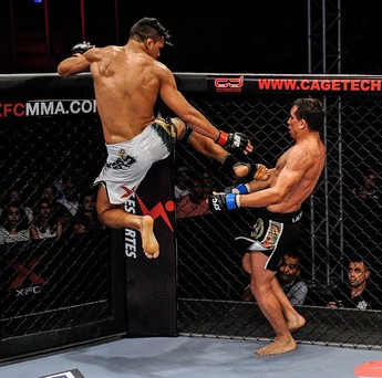 Michel Pereira "Demolidor" (short branco), lutador paraense de MMA no XFC (Foto: Fusion Photography)