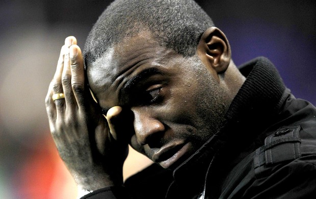 Muamba chora na partida do Tottenham contra o NK Maribor (Foto: AFP)