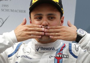 Felipe Massa é só beijinhos para o público após 3º lugar na Áustria (Foto: Reuters)