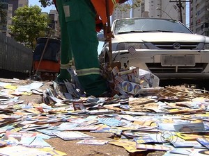 Lixo de propaganda eleitoral cresce 30% em Goiânia, Goiás (Foto: Reprodução/TV Anhanguera)