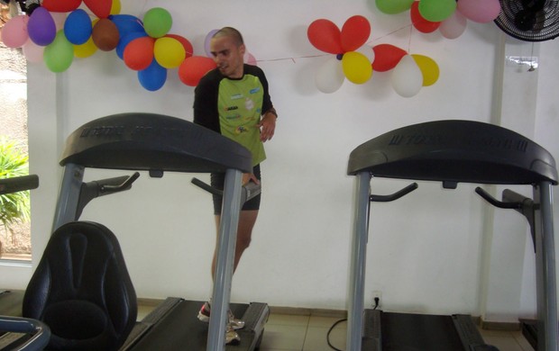 Rafael Arcanjo Ferraz, de Rio Preto, correu por 100 horas numa esteira (Foto: Marcos Lavezo/Globoesporte.com)