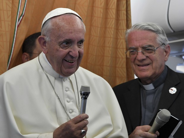 O Papa Francisco conversa com jornalistas no avião que o leva de volta da Armênia para o Vaticano neste domingo (26) (Foto: Tiziana Fabi/Pool photo via AP)
