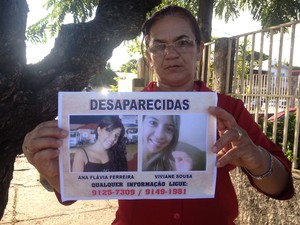 Familiares estão distribuindo cartazes em diversos pontos da cidade e até em redes sociais (Foto: Luana Leão/G1)