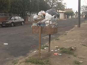 Lixo se acumula nas ruas de Marília (Foto: Reprodução/TV TEM) Lixo se acumula nas ruas de Marília (Foto: Reprodução/TV TEM)