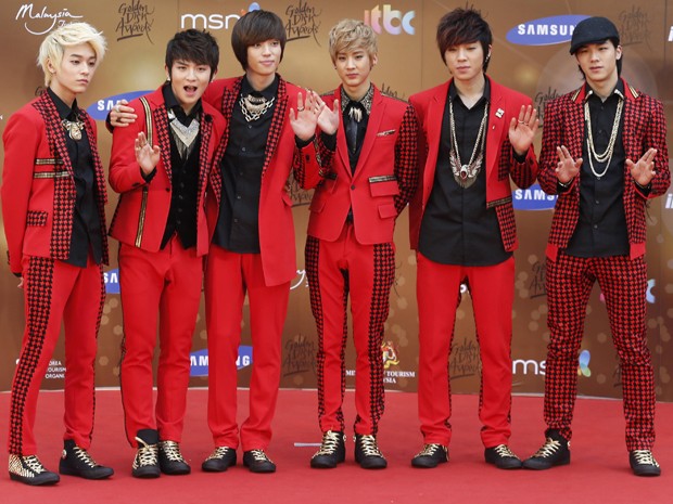 A boy band coreana Teen Top participa do Golden Disk Awards na Malásia, nesta quarta-feira (16) (Foto: Reuters/Bazuki Muhammad)