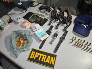 Polícia recuperou dinheiro e pertences levados por assaltantes de agência dos Correios, em João Pessoa (Foto: Walter Paparazzo/G1)