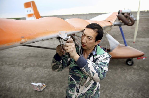 Yang Shijun construiu um avião caseiro na China (Foto: Reuters)