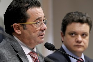 O presidente da CPI, Vital do Rêgo, e o relator da comissão, 
Odair Cunha, durante reunião desta terça (Foto: Lia de Paula / Agência 
Senado)