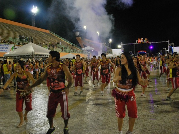Boi-bumbá invadiu Sambódromo na abertura do Carnaboi em Manaus (Foto: Tiago Melo/G1 AM)