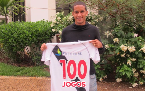 Romulo com a camisa do vasco (Foto: Thiago Fernandes / Globoesporte.com)