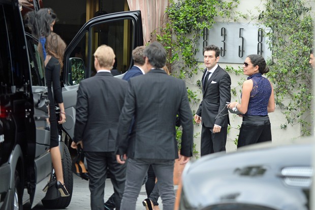 Karis Jagger com o marido (à direita) chega de van com irmãos para o funeral de L'Wren Scott (Foto: AKM-GSI Brasil)