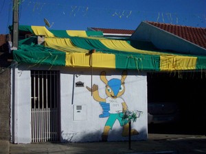 Além de bandeira, casa tem fachada decorada com o mascote da Copa (Foto: Marli Sebastião/ VC no G1) Além de bandeira, casa tem fachada decorada com o mascote da Copa (Foto: Marli Sebastião/ VC no G1)