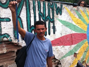Operário das obras do Maracanã teve que entregar crachá depois de tentar ajudar os índios (Foto: Renata Soares/G1)
