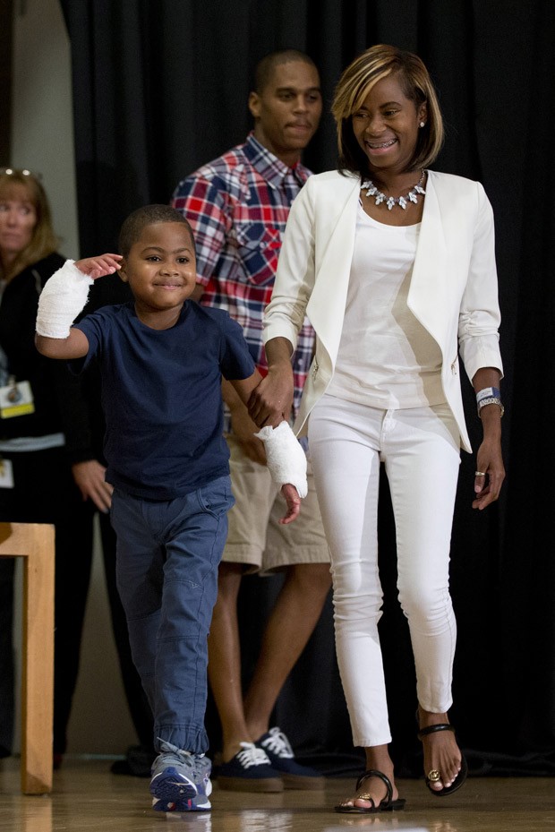  Zion Harvey chega a coletiva de imprensa com sua mãe Pattie Ray nesta terça-feira (Foto:  AP Photo/Matt Rourke)