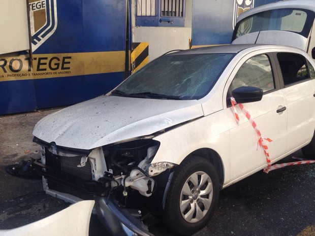 Carro foi alvo de tiros em frente à sede da Protege em Santo André (Foto: Glauco Araújo/G1) Carro foi alvo de tiros em frente à sede da Protege em Santo André (Foto: Glauco Araújo/G1)
