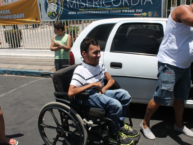 ENEM 2016- DOMINGO (6) - PETROLINA (PE) - Emerson da Silva tem diplegia espinhal e veio de cadeiras de rodas tentar o Enem pela 1º vez em Petrolina (Foto: Juliane Peixinho/ G1)