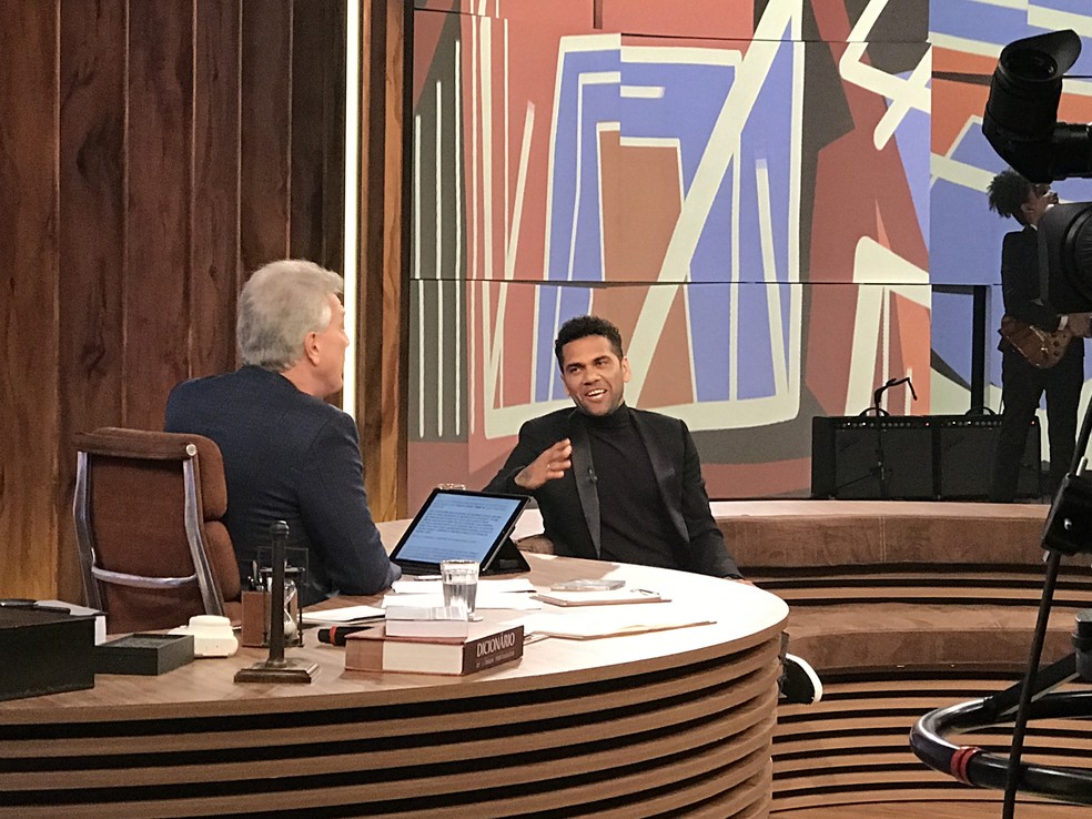 Daniel Alves se soltou no palco do 'Conversa' (Foto: Aline Nunes/Gshow)