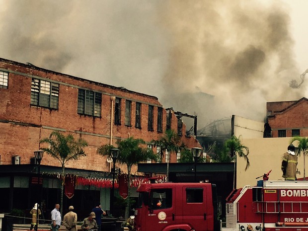 O incêndio atinge mais fortemente a parte antiga do shopping, onde funcionava a extinta fábrica de tecidos Nova América (Foto: Henrique Coelho/G1) O incêndio atinge mais fortemente a parte antiga do shopping, onde funcionava a extinta fábrica de tecidos Nova América (Foto: Henrique Coelho/G1)
