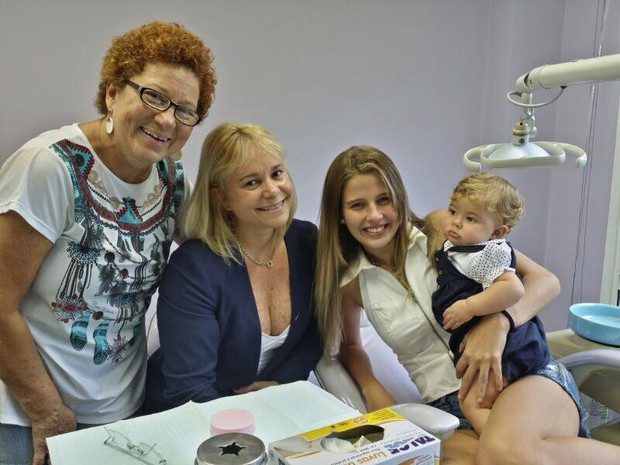 Debby Lagranha leva sua filha ao dentista (Foto: Divulgação)