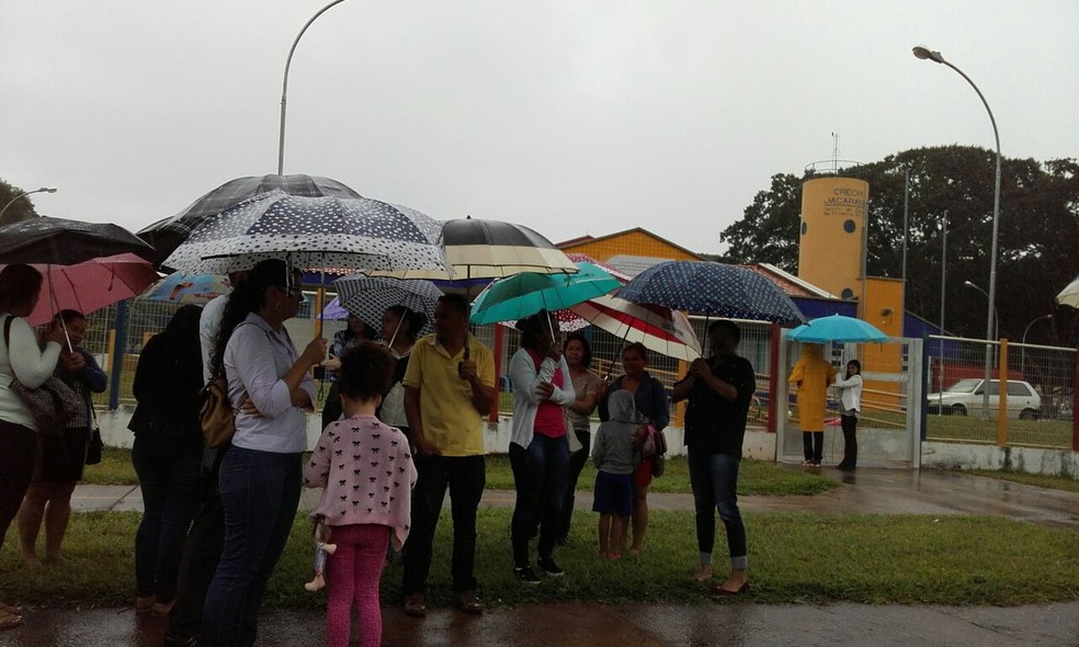 Pais em frente à creche Jacarandá, na Asa Sul (Foto: Graziele Frederico/G1)
