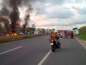 Protesto bloqueou rodovia BA-093 na manhã desta terça (Foto: Divulgação/Bahia Norte)