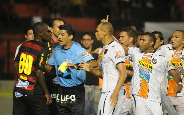 sport x serra talhada hugo (Foto: Antônio Carneiro / Pernambuco Press)