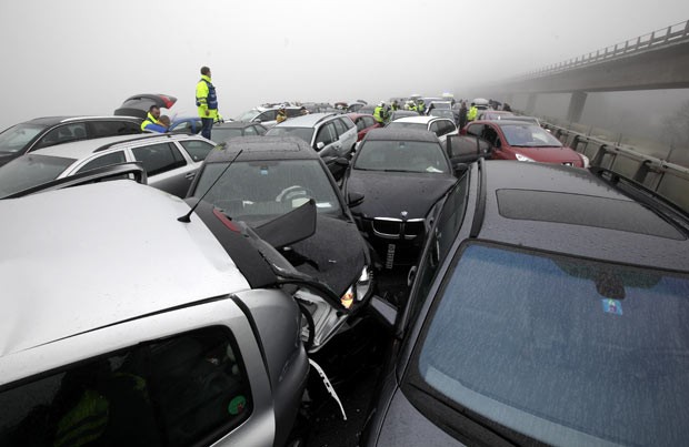 Engavetamento envolve cerca de 50 carros em rodovia suíça neste sábado (30) (Foto: Reuters)