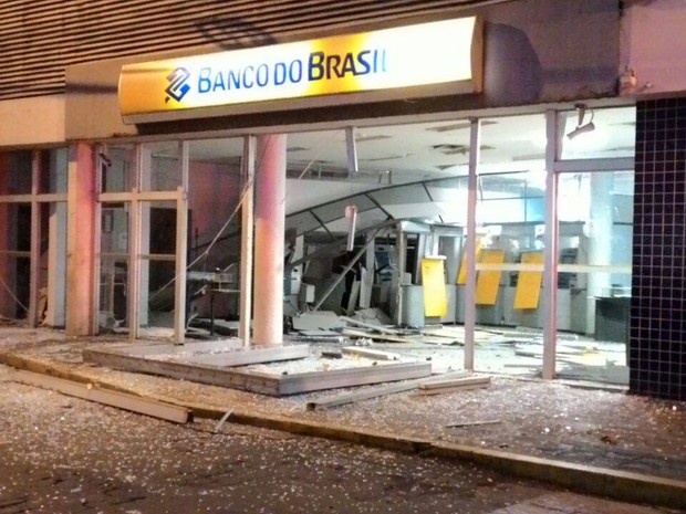 Caixa eletronico do Banco do Brasil explodido em Formiga (Foto: Nilson Pedroso/Arquivo Pessoal) Caixa eletronico do Banco do Brasil explodido em Formiga (Foto: Nilson Pedroso/Arquivo Pessoal)