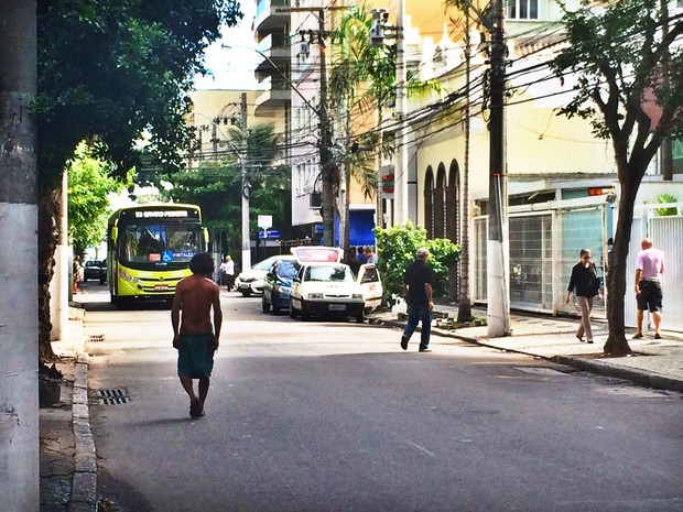 Wigberto anda pelas ruas da Zona Sul de Niterói (Foto: Matheus Rodrigues/ G1)