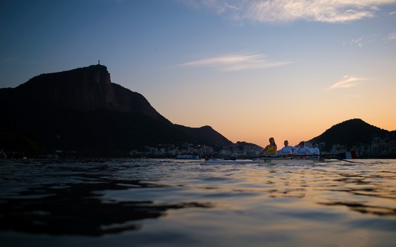 Atletas treinam para mundial de Remo na lagoa Rodrigo de Freitas. (Foto: Getty Images)