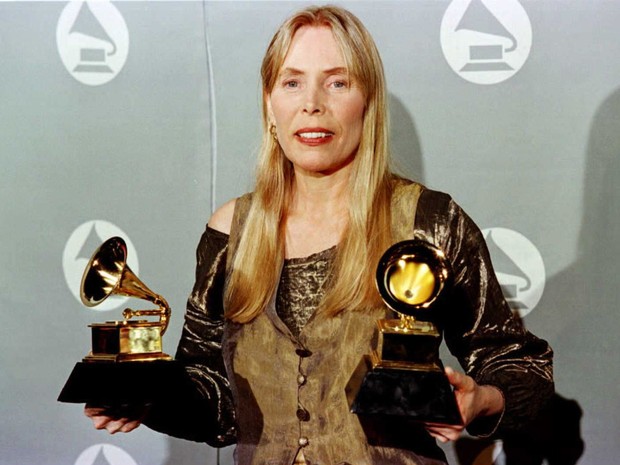 Cantora Joni Mitchell recebe dois prêmios Grammy em 1996 (Foto: Jeff Haynes/AFP)
