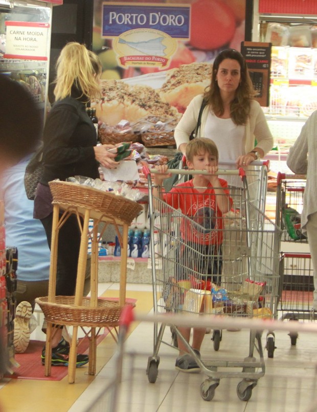 Danielle Winits no mercado com o filho (Foto: Delson Silva / AgNews)
