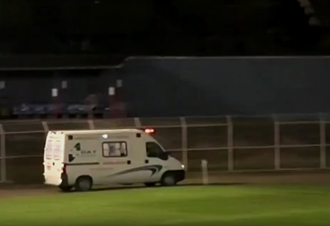 Sergio gomes, do friburguense sai do estádio de ambulância (Foto: Reprodução / Luau TV)