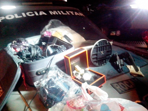 Foram apreendidas armas e produtos que podem ser de roubos na Grande Natal (Foto: Divulgação/PM do RN)