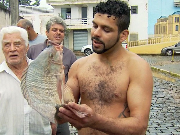 Segurança 'pescou' peixe de 4 kg durante enchente no Centro de Lambari, MG (Foto: Reprodução EPTV)
