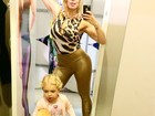 Sheila Mello faz pose com a filha em closet e brinca: 'Brenda treinando'
