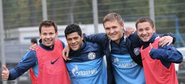 Hulk abraçado com companheiros do Zenit (Foto: Site oficial do Zenit)