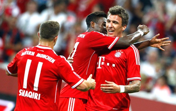 Mandzukic, alaba e Shaqiri comemoração Bayern de munique contra o Manchester city (Foto: Agência Reuters)
