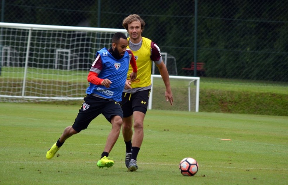 Wesley  (colete azul) pode enfrentar o Defensa y Justicia no dia 11 deste mês (Foto: Érico Leonan / saopaulofc.net)