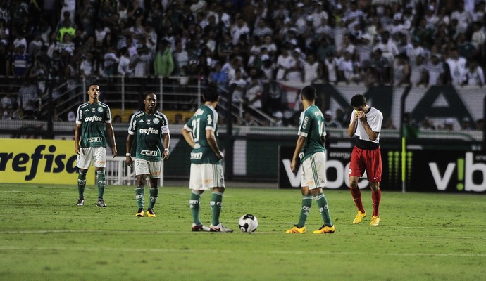 Atuações do Palmeiras: Alecsandro melhora ataque; meio-campo vai mal