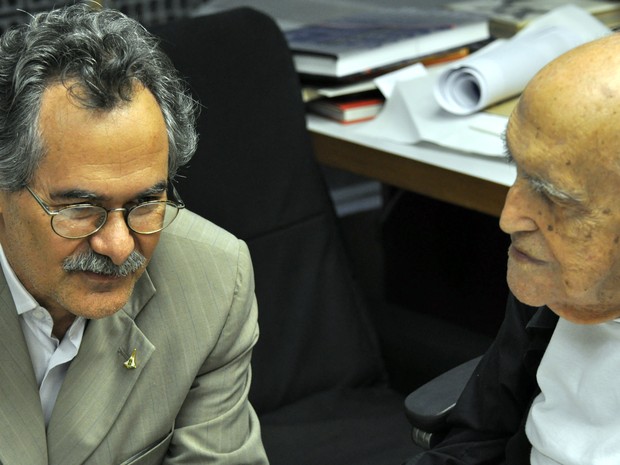O secretário de Cultura do Distrito Federal, Hamilton Pereira (à esq.), e Oscar Niemeyer, durante encontro no escritório do arquiteto, em fereveiro de 2011 (Foto: Jéferson Paz/Divulgação)