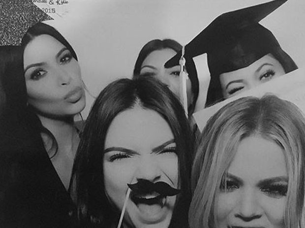 Kim Kardashian, Kendall Jenner, Kourtney Kardashian, Khloe Kardashian e Kylie Jenner em festa (Foto: Instagram/ Reprodução)