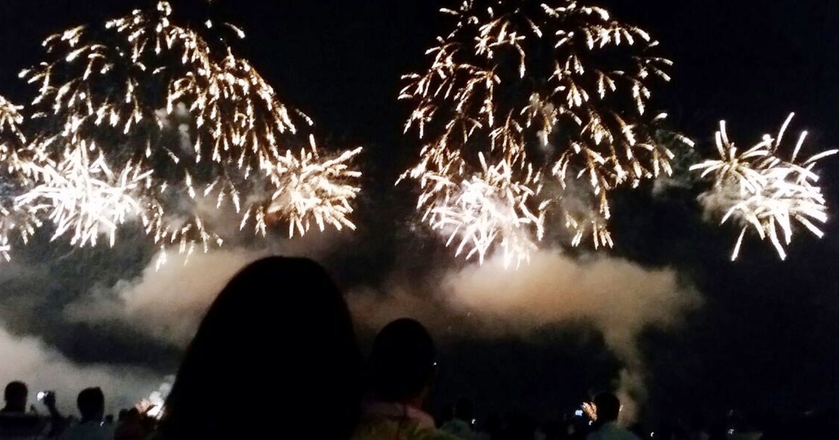 Fogos de artifício iluminam os céus da Baixada Santista na virada ... - Globo.com