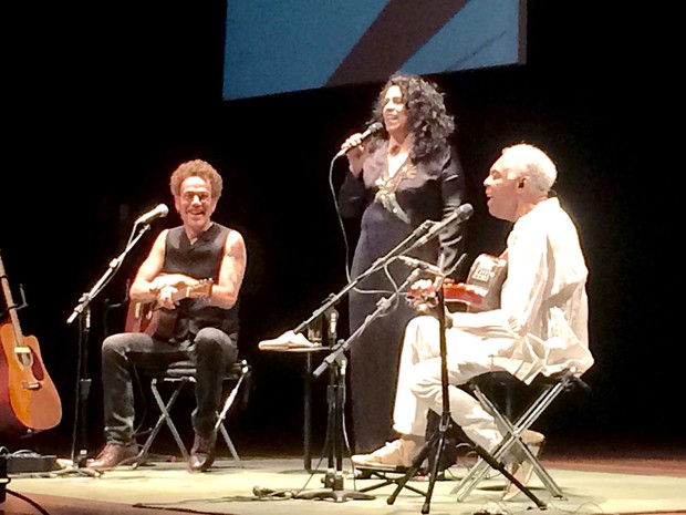 Os músicos Nando Reis, Gal Costa e Gilberto Gil, que cantaram em homenagem ao ex-deputado Ulysses Guimarães, que completaria 100 anos nesta quinta-feira (6) (Foto: Roniara Castilhos/TV Globo)