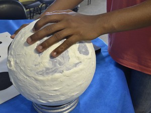 Maquetes e objetos com texturas ajudam na compreensão (Foto: Naiara Arpini/ G1 ES)