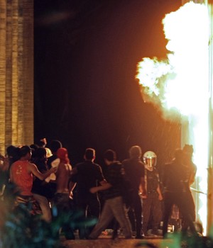 DF: manifestantes põem fogo na entrada do Itamaraty (Beto Barata/AFP)
