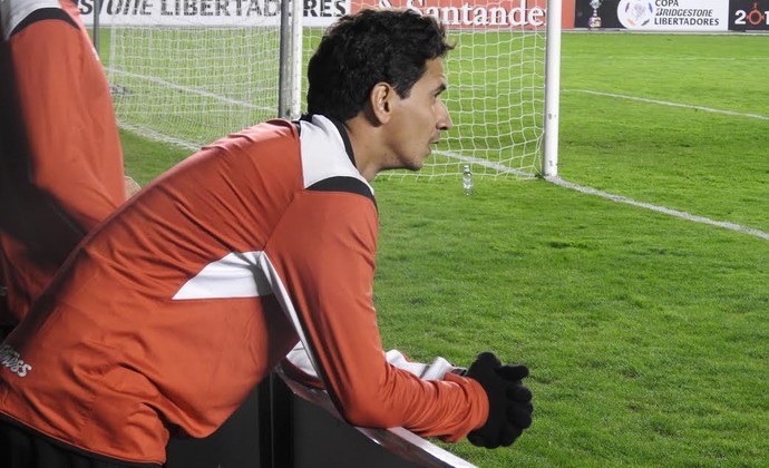 Paulo Henrique Ganso contra o The Strongest Libertadores (Foto: Marcelo Hazan)