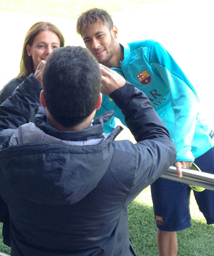 Neymar tira foto com a guia turística Tamy Campagnola (Foto: Cíntia Barlem)